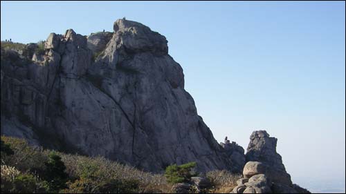 정상에 아홉개의 우물, 또는 가마솥구멍이 있다하여 붙여진 구정봉(九井峰,九鼎峰) 